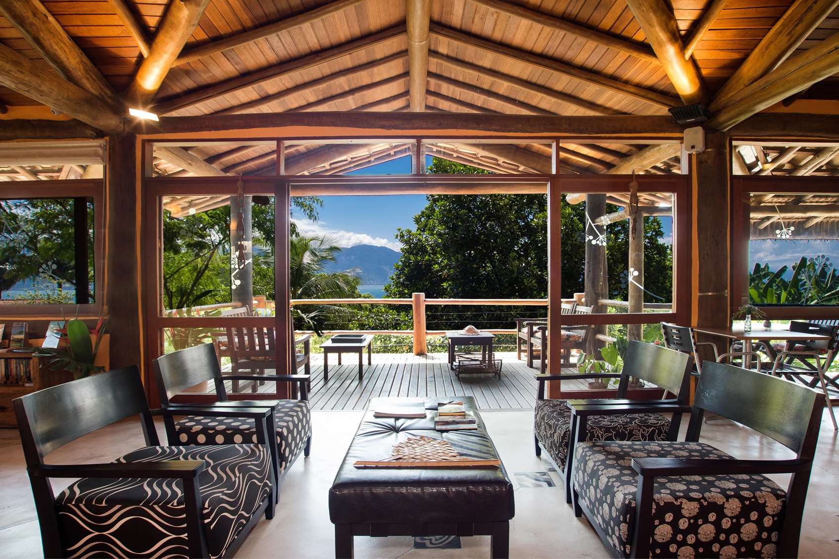 A pousada Mariola fica em um local privilegiado, encravada na montanha e próxima ao mar, desde onde se descortinam paisagens maravilhosas e se tem uma perfeita interação com a natureza.